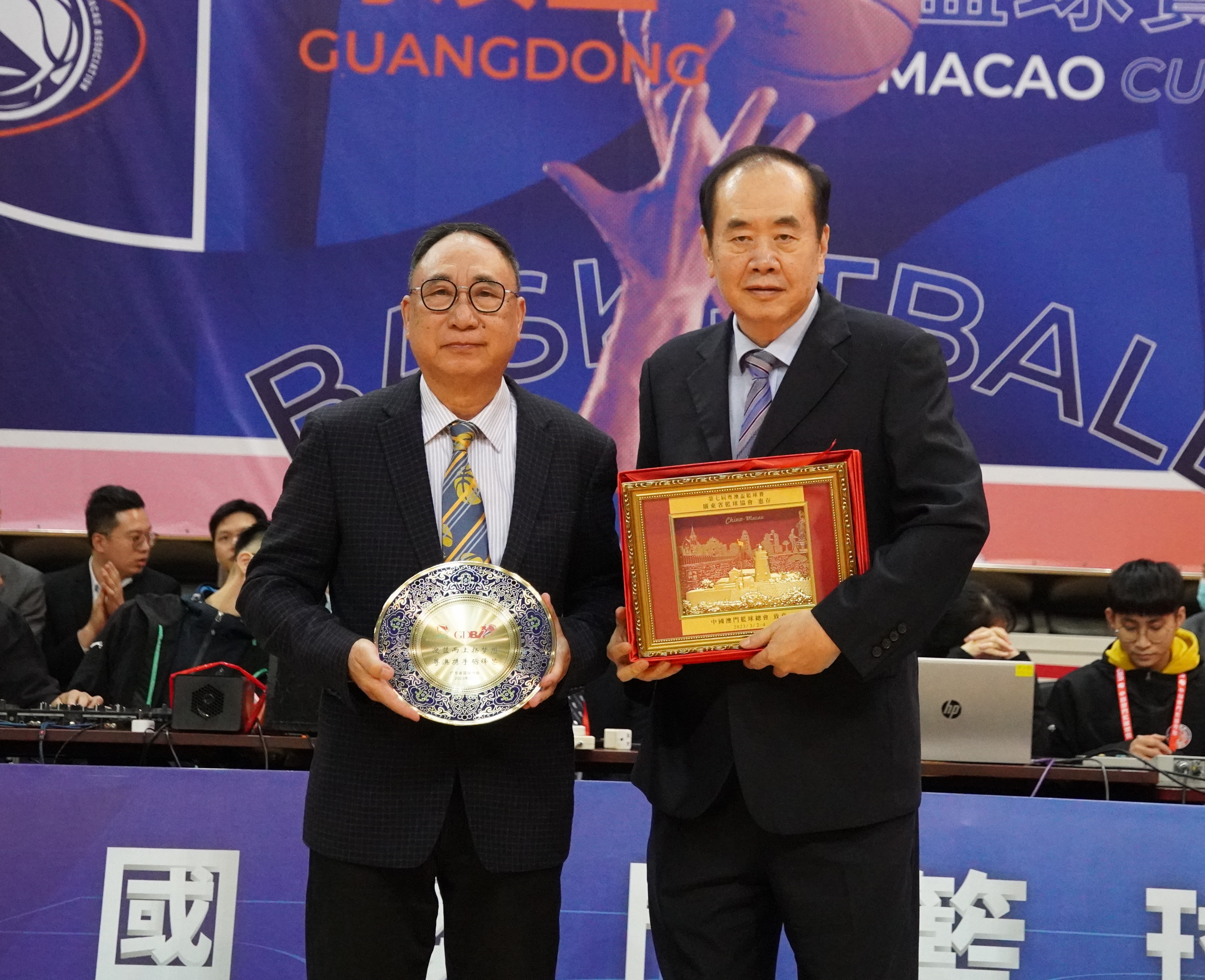 3 籃總理事長胡松輝（左）與廣東籃協主席劉克軍交換紀念品.JPG